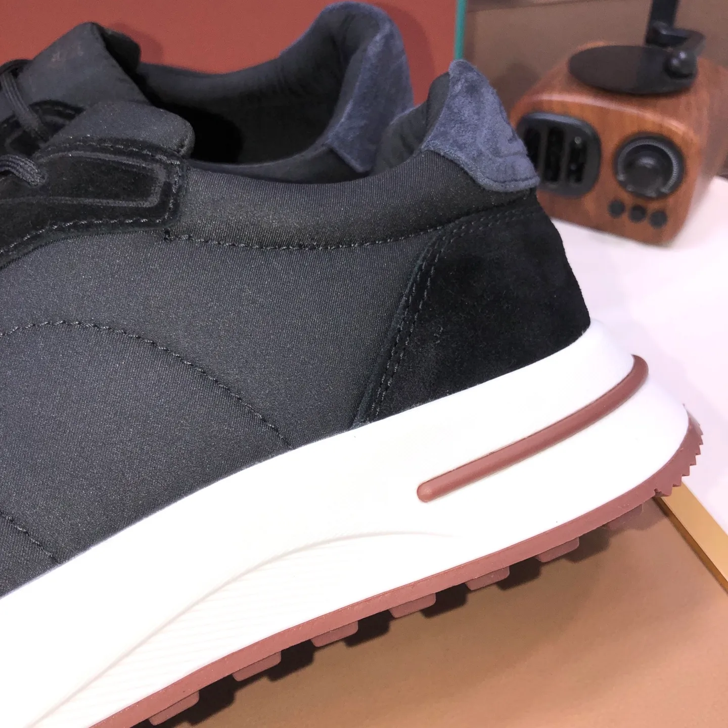 Men's shoes 💰600💰[𝐥𝐨𝐫𝐨 𝐏𝐢𝐚𝐧𝐚] lp classic loafers, an Italian treasure brand, the only brand that can match Hermès! Only after wearing it do we realize that we cannot let down our feet. The upper is imported cashmere, the lining of water-dyed cowhide ➕ the cowhide feet, the official original glass rubber outsole, and the pendant. Exclusive original packaging (tag ➕ brand paper ➕ outer box ➕ hand bag) code number: 38-45